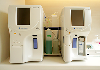 全自動血球計数器（左）とCRP測定器（右）